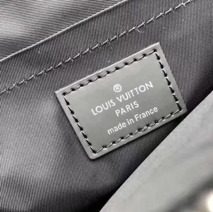 【原版皮】路易威登/LV POCHETTE APOLLO 手袋，采用Damier Graphite帆布搭配Taiga皮革精心裁制而成，充满工艺质感的运动风格设计，款号：M62291