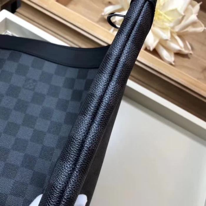 【原版皮】路易威登/LV POCHETTE APOLLO 手袋，采用Damier Graphite帆布搭配Taiga皮革精心裁制而成，充满工艺质感的运动风格设计，款号：M62291