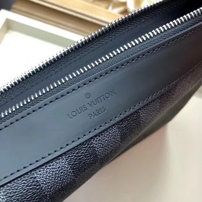 【原版皮】路易威登/LV POCHETTE APOLLO 手袋，采用Damier Graphite帆布搭配Taiga皮革精心裁制而成，充满工艺质感的运动风格设计，款号：M62291