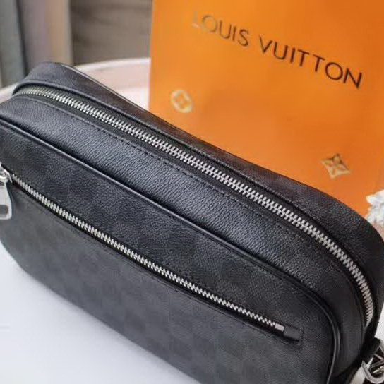 【原版皮】路易威登/LV KASAI手包，采用标志性Damier Graphite涂层帆布裁制而成，既可夹于手臂内侧，亦可通过包带系于腕间，款号：N41663
