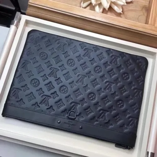 【原版皮】路易威登/LV POCHETTE APOLLO 手袋，由格外柔软的黑色Monogram Shadow小牛皮裁制而成，饰有标志性的Monogram压纹，是携带文件等私人物品的优雅之选，款号：M62903
