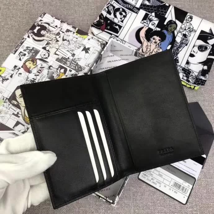 【原版皮】普拉达/Prada 护照夹，选用十字纹搭配平纹小牛皮裁制而成，热压印品牌徽标印花，一款旅行出行的必备单品，款号：2MV017