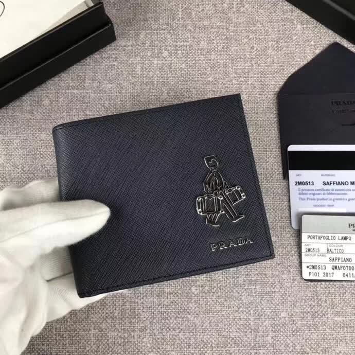【原版皮】普拉达/Prada 短款钱夹，选用十字纹小牛皮裁制而成，边角点缀小公仔标识，经典之作，简单时尚，款号：2M0513