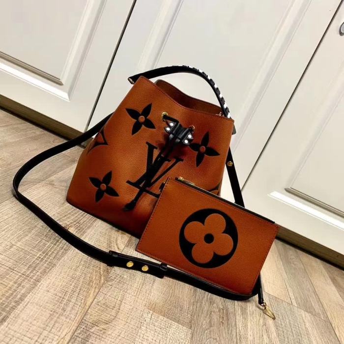 【原版皮】路易威登/LV 水桶包，选用压纹皮革铺陈超大Monogram印花，搭配抽绳和粘合内衬，其中央拉链袋可妥善存放贵重物品，款号:M56888