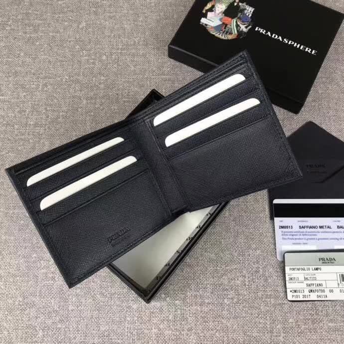 【原版皮】普拉达/Prada 短款钱夹，选用十字纹小牛皮裁制而成，边角点缀小公仔标识，经典之作，简单时尚，款号：2M0513
