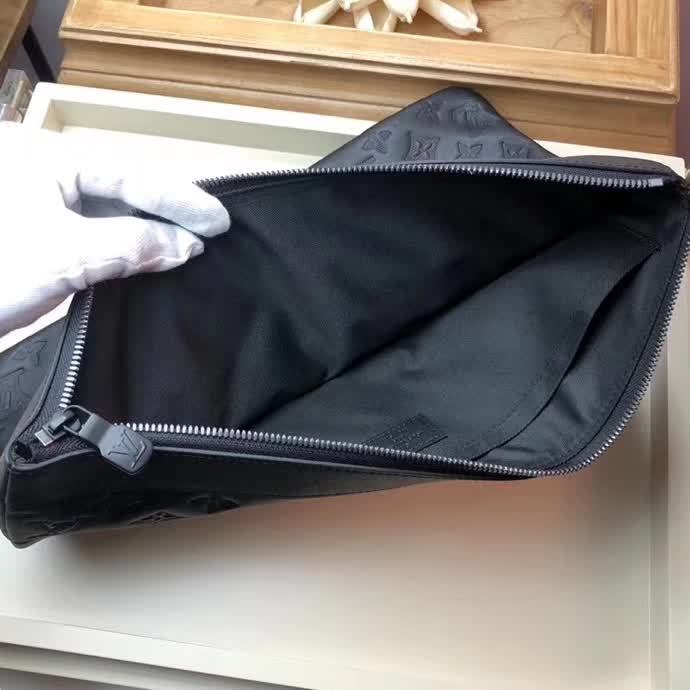 【原版皮】路易威登/LV POCHETTE APOLLO 手袋，由格外柔软的黑色Monogram Shadow小牛皮裁制而成，饰有标志性的Monogram压纹，是携带文件等私人物品的优雅之选，款号：M62903