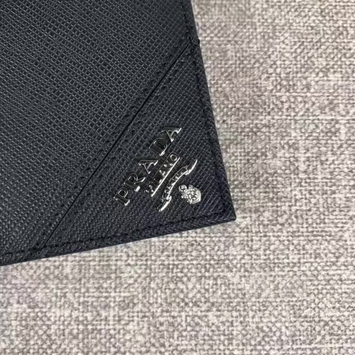 【原版皮】普拉达/Prada 短款钱夹，选用十字纹小牛皮裁制而成，边角点缀散字唛徽标，经典之作，简单时尚，款号：2M0738