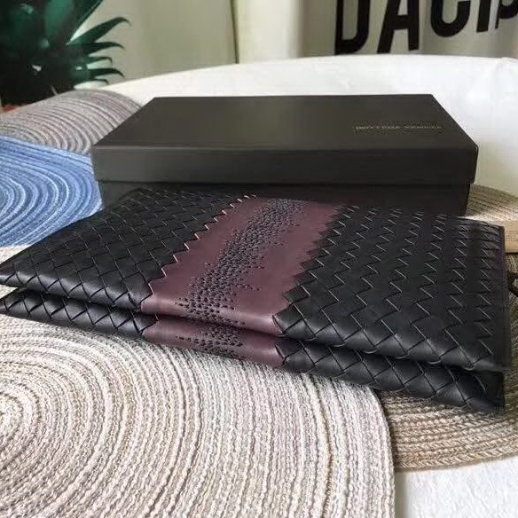 【原版皮】宝缇嘉/Bottega Veneta 手包，经典爆款，选用打蜡牛皮裁制而成，点缀刺绣格纹图案，款号：30629