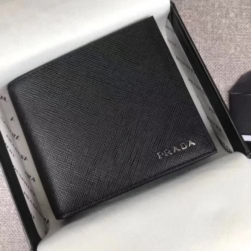 【原版皮】普拉达/Prada 短款钱夹，选用十字纹小牛皮裁制而成，边角点缀字母徽标，经典之作，简单时尚，款号：2M0738