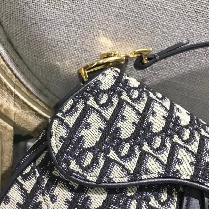 【原版皮】迪奥/Dior 马鞍包，选用Oblique提花帆布搭配同色系牛皮皮革裁制而成，富有时尚气息，彰显出自由与独特个性，不规则包型，看起来帅气又低调