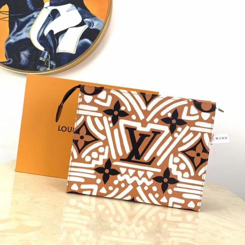 【原版皮】路易威登/LV Crafty盥洗袋，以Monogram Giant涂层帆布挥洒全幅涂鸦风格印花，广口拉链开启充裕空间，适宜收纳美妆用品，可洗涤内衬无忧意外污渍，款号：M45477