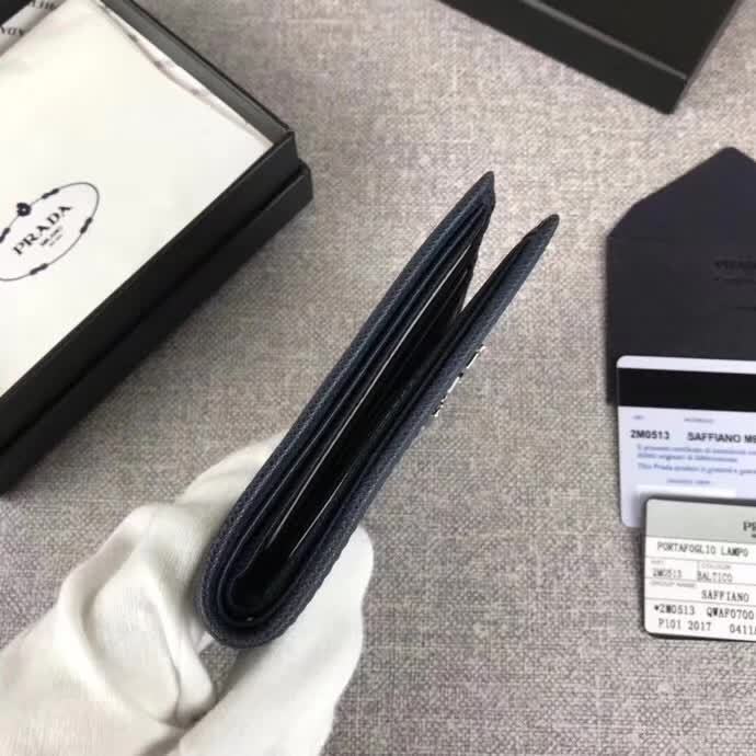 【原版皮】普拉达/Prada 短款钱夹，选用十字纹小牛皮裁制而成，边角点缀小公仔标识，经典之作，简单时尚，款号：2M0513