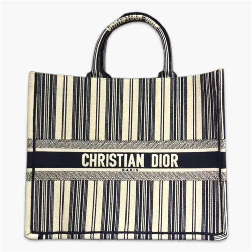 【原版皮】迪奥/Dior Tote购物袋，选用帆布材质精制而成，刺绣条纹图案，包身很轻又很挺，超级能装，不像皮质包包那么娇贵，可以随便放随便扔，款号：M1286