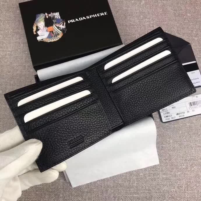 【原版皮】普拉达/Prada 短款钱夹，选用摔纹小牛皮裁制而成，边角点缀字母标识，经典之作，简单时尚，款号：2M0513