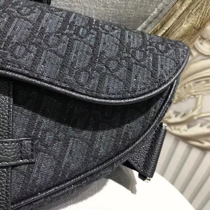 【原版皮】迪奥/Dior 马鞍包，选用Oblique黑色提花帆布搭配黑色粒面牛皮裁制而成，饰有Christian Dior带扣细节，看起来帅气又低调，款号：M093