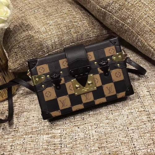 【原版皮】路易威登/LV Damier Tressage Petite Malle 手袋以精致设计致敬品牌传统美学，Monogram 帆布与柔软小牛皮巧妙交织成格纹图案，沿袭品牌标志性 Damier 帆布，更有一枚 Slock 钩扣以小巧之姿重释传统行李箱,‌款号：M40273‌