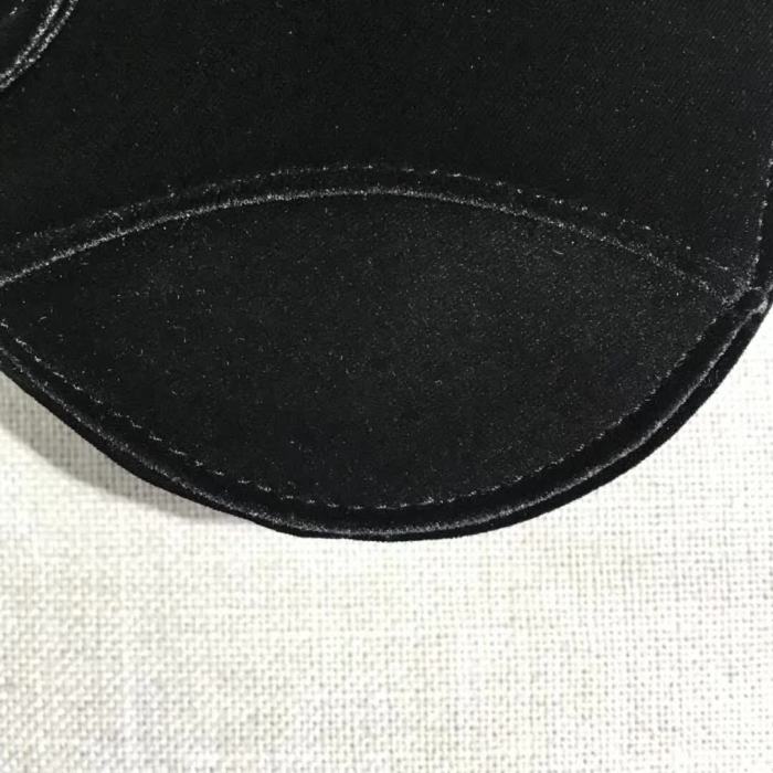 【原版皮】迪奥/Dior 马鞍包，选用丝绒材质精制而成，饰有bling bling超级闪的钻扣，富有时尚气息，彰显出自由与独特个性，不规则包型，看起来帅气又低调，款号：M0447