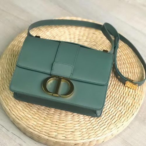 【原版皮】迪奥/Dior 30 MONTAIGNE手袋，选用牛皮裁制而成，饰以标志性“CD”字母锁扣，背面点缀30 Montaigne立体压印装饰，款号：M9203