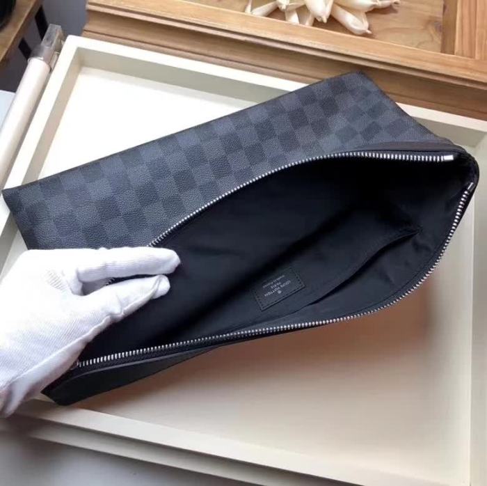 【原版皮】路易威登/LV POCHETTE APOLLO 手袋，采用Damier Graphite帆布搭配Taiga皮革精心裁制而成，充满工艺质感的运动风格设计，款号：M62291