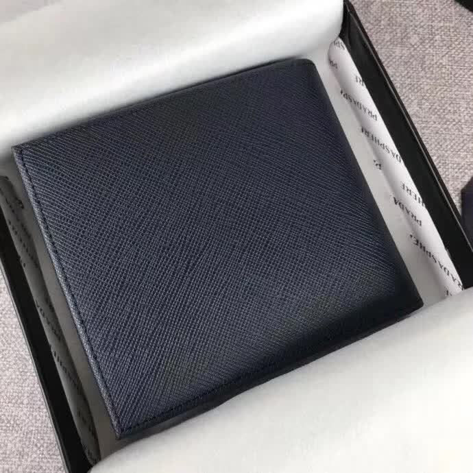 【原版皮】普拉达/Prada 短款钱夹，选用十字纹小牛皮裁制而成，边角点缀字母标识，经典之作，简单时尚，款号：2M0513
