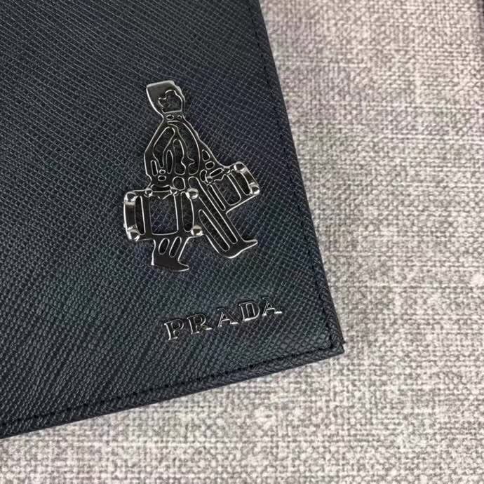 【原版皮】普拉达/Prada 短款钱夹，选用十字纹小牛皮裁制而成，边角点缀小公仔标识，经典之作，简单时尚，款号：2M0513