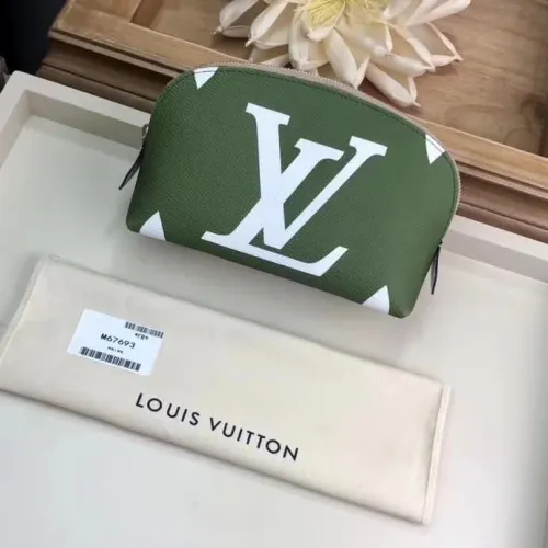 【原版皮】路易威登/LV 手包，选用两种色彩鲜明的Monogram帆布制成，缀以特大的Monogram花卉图案和LV标志，小巧别致的尺寸适合放于各种手袋，款号：M67693