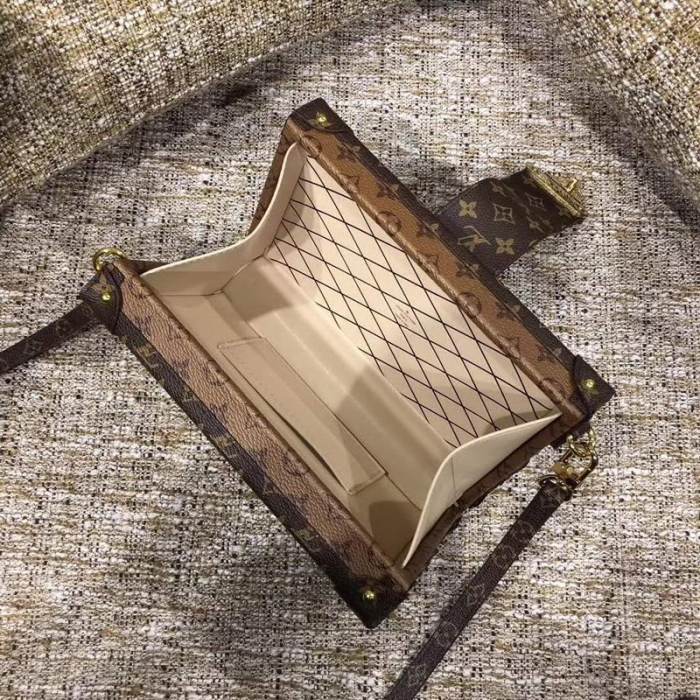 【原版皮】路易威登/LV Petite Malle 手袋，经典构型，选用 Monogram Reverse 帆布，金色锁扣与饰件，乃至重现品牌传统图案的羊皮内衬，搭配丝滑小牛皮饰边，经由工艺呈现时尚‘袖珍硬箱’，‌款号：M44154