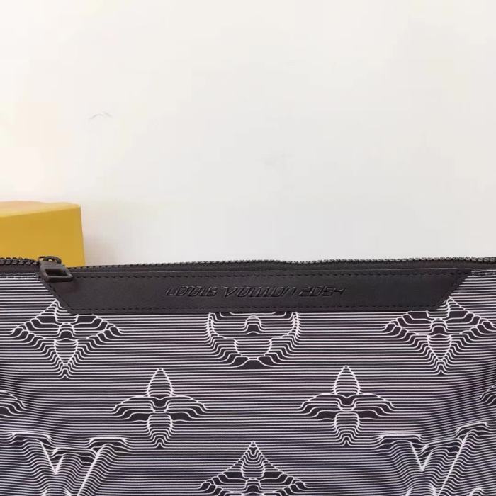 【原版皮】路易威登/LV 2054 系列双面手拿包，其外观可在 Monogram 压纹与彩虹 Monogram 印花之间随心转换，另有充裕容量收纳日常出行所需，款号：M68777