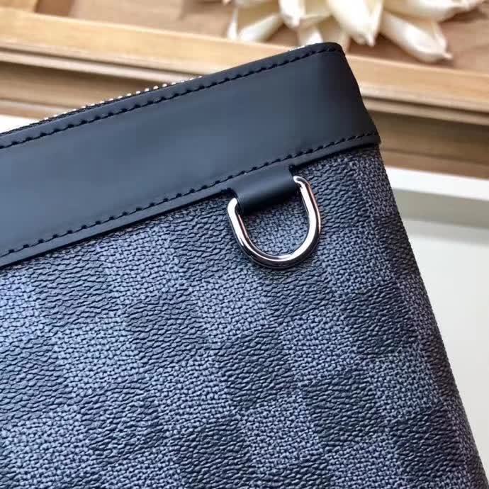 【原版皮】路易威登/LV POCHETTE APOLLO 手袋，采用Damier Graphite帆布搭配Taiga皮革精心裁制而成，充满工艺质感的运动风格设计，款号：M62291
