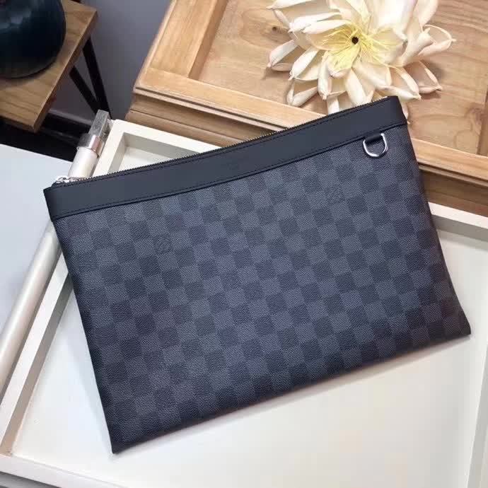 【原版皮】路易威登/LV POCHETTE APOLLO 手袋，采用Damier Graphite帆布搭配Taiga皮革精心裁制而成，充满工艺质感的运动风格设计，款号：M62291