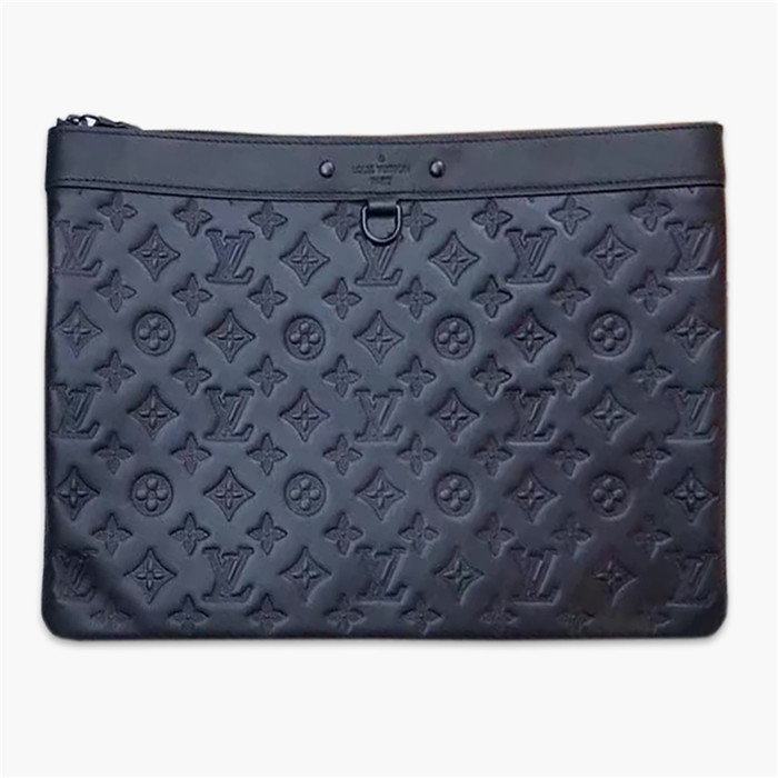 【原版皮】路易威登/LV POCHETTE APOLLO 手袋，由格外柔软的黑色Monogram Shadow小牛皮裁制而成，饰有标志性的Monogram压纹，是携带文件等私人物品的优雅之选，款号：M62903