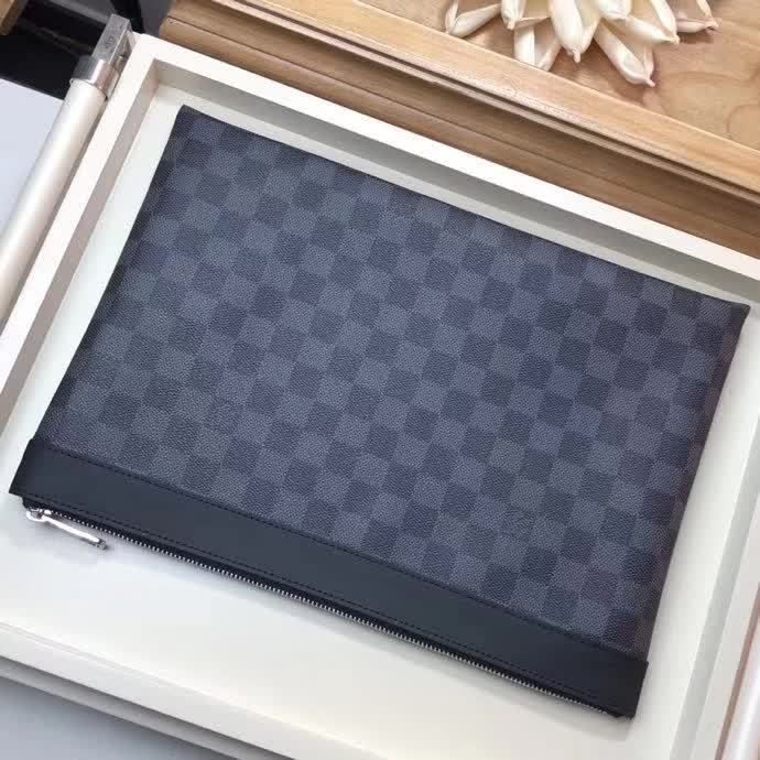 【原版皮】路易威登/LV POCHETTE APOLLO 手袋，采用Damier Graphite帆布搭配Taiga皮革精心裁制而成，充满工艺质感的运动风格设计，款号：M62291