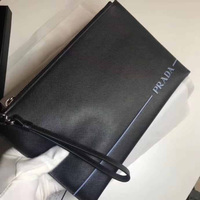 【原版皮】普拉达/Prada 男士手包，选用十字纹小牛皮裁制而成，正面点缀最新品牌丝印徽标，款号：2NG005