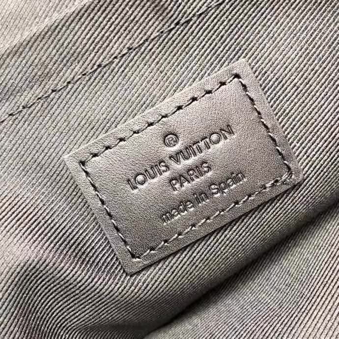 【原版皮】路易威登/LV POCHETTE APOLLO 手袋，由格外柔软的黑色Monogram Shadow小牛皮裁制而成，饰有标志性的Monogram压纹，是携带文件等私人物品的优雅之选，款号：M62903