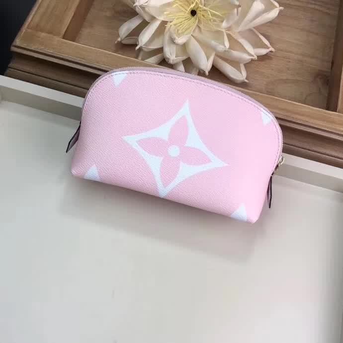 【原版皮】路易威登/LV 手包，选用两种色彩鲜明的Monogram帆布制成，缀以特大的Monogram花卉图案和LV标志，小巧别致的尺寸适合放于各种手袋，款号：M67694