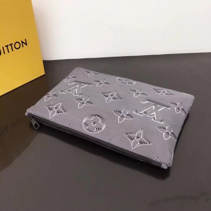 【原版皮】路易威登/LV 2054 系列双面手拿包，其外观可在 Monogram 压纹与彩虹 Monogram 印花之间随心转换，另有充裕容量收纳日常出行所需，款号：M68777