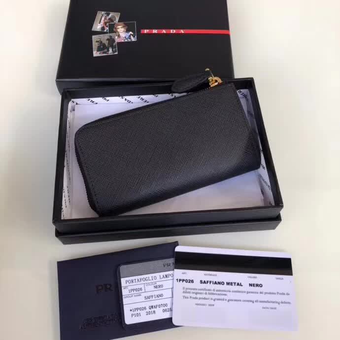 【原版皮】普拉达/Prada 钥匙包，车钥匙包，选用十字纹小牛皮裁制而成，点缀同色系三角唛徽标，简单实用，男女通用款，款号：1PP026
