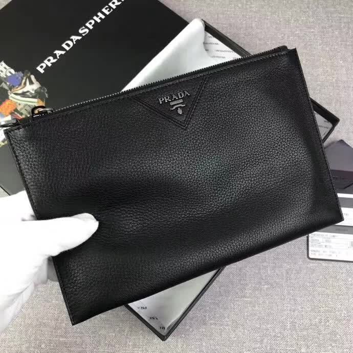 【原版皮】普拉达/Prada 男士手包，选用十字纹小牛皮裁制而成，正面点缀品牌三角散字徽标，款号：2NG05V
