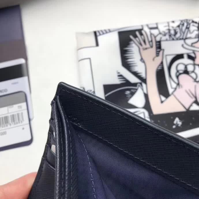 【原版皮】普拉达/Prada 短款钱夹，选用十字纹小牛皮镶嵌彩带鳄鱼纹裁制而成，经典之作，简单时尚，款号：2M0513