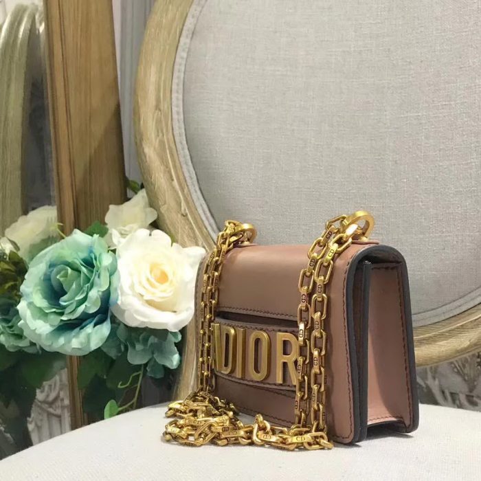 【原版皮】迪奥/Dior 链条包，选用平纹小牛皮裁制而成，饰以JA复古字母，简洁的设计有种长久的美感，搭配不同的颜色都蛮好看的