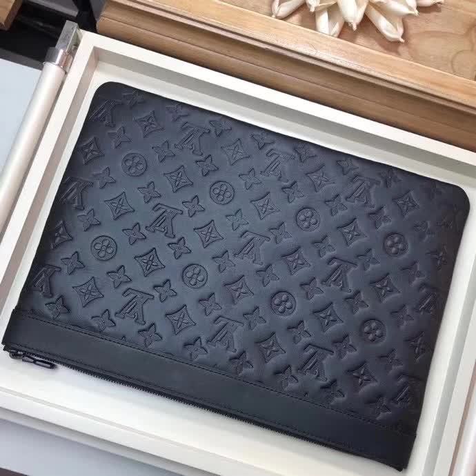 【原版皮】路易威登/LV POCHETTE APOLLO 手袋，由格外柔软的黑色Monogram Shadow小牛皮裁制而成，饰有标志性的Monogram压纹，是携带文件等私人物品的优雅之选，款号：M62903