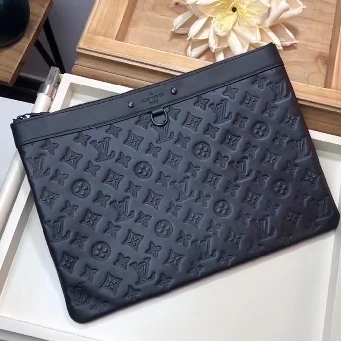 【原版皮】路易威登/LV POCHETTE APOLLO 手袋，由格外柔软的黑色Monogram Shadow小牛皮裁制而成，饰有标志性的Monogram压纹，是携带文件等私人物品的优雅之选，款号：M62903