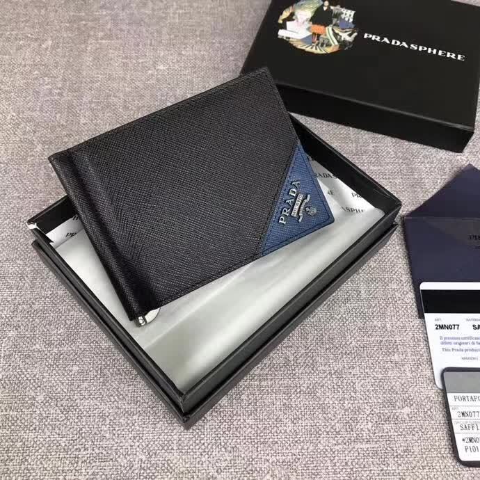 【原版皮】普拉达/Prada 金属钱夹，选用十字纹小牛皮裁制而成，边角饰拼接对比色皮革点缀散字唛，款号：2MN077