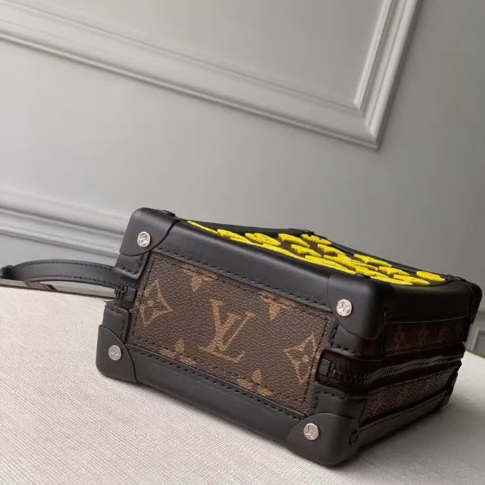 【原版皮】路易威登/LV Mini Soft trunk手袋，由Monogram帆布制成融入别样造型与质地，Monogram植绒刺绣图案仿若在帆布包身盈盈绽放，款号：M45044