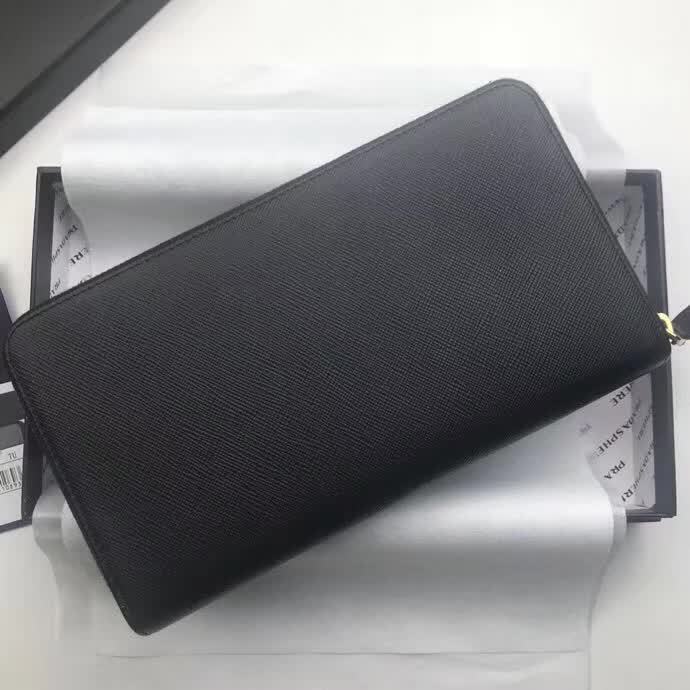【原版皮】普拉达/Prada 拉链钱夹，选用十字纹小牛皮裁制而成，正面点缀三角唛徽标，经典之作，简单时尚，款号：1M1188