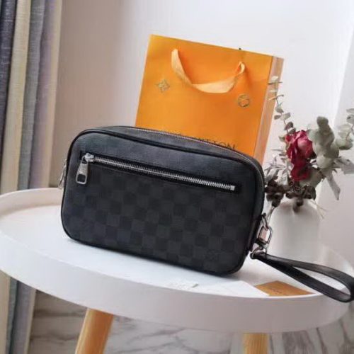【原版皮】路易威登/LV KASAI手包，采用标志性Damier Graphite涂层帆布裁制而成，既可夹于手臂内侧，亦可通过包带系于腕间，款号：N41663