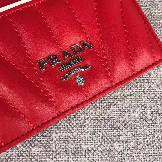 【原版皮】普拉达/Prada 卡夹，选用纳帕牛皮裁制而成，点缀散字唛徽标，精湛走线均匀整齐，款号：1MC208