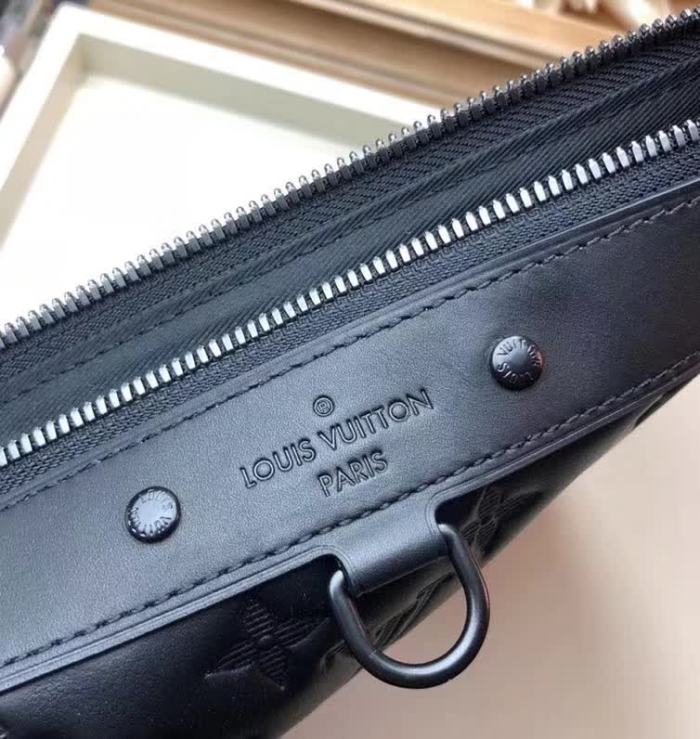 【原版皮】路易威登/LV POCHETTE APOLLO 手袋，由格外柔软的黑色Monogram Shadow小牛皮裁制而成，饰有标志性的Monogram压纹，是携带文件等私人物品的优雅之选，款号：M62903