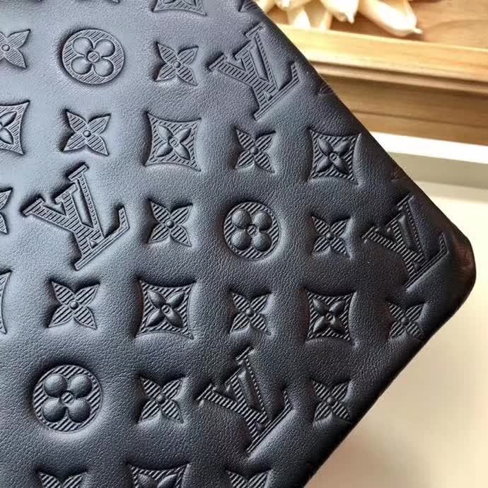 【原版皮】路易威登/LV POCHETTE APOLLO 手袋，由格外柔软的黑色Monogram Shadow小牛皮裁制而成，饰有标志性的Monogram压纹，是携带文件等私人物品的优雅之选，款号：M62903