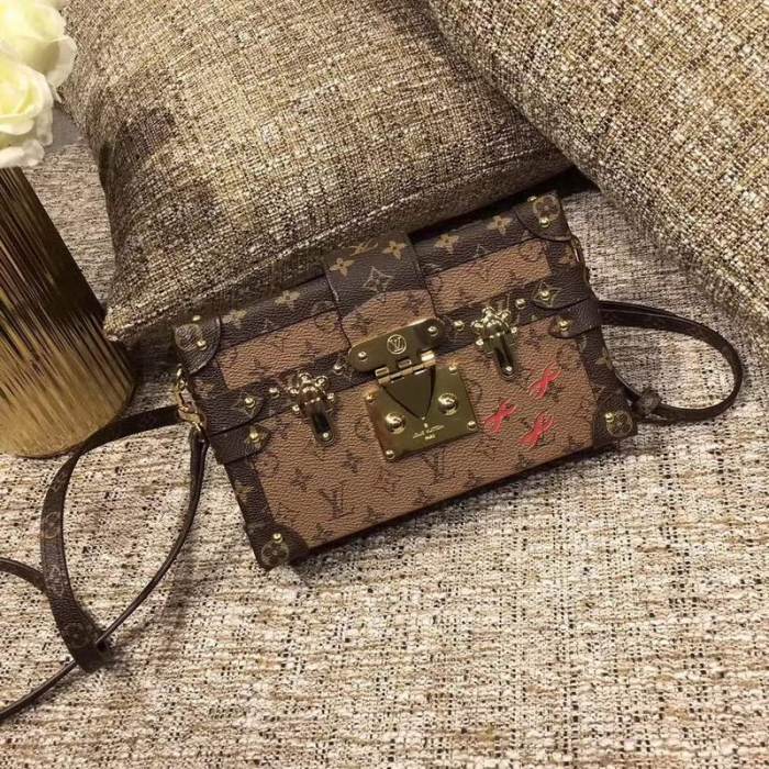 【原版皮】路易威登/LV Petite Malle 手袋，经典构型，选用 Monogram Reverse 帆布，金色锁扣与饰件，乃至重现品牌传统图案的羊皮内衬，搭配丝滑小牛皮饰边，经由工艺呈现时尚‘袖珍硬箱’，‌款号：M44154